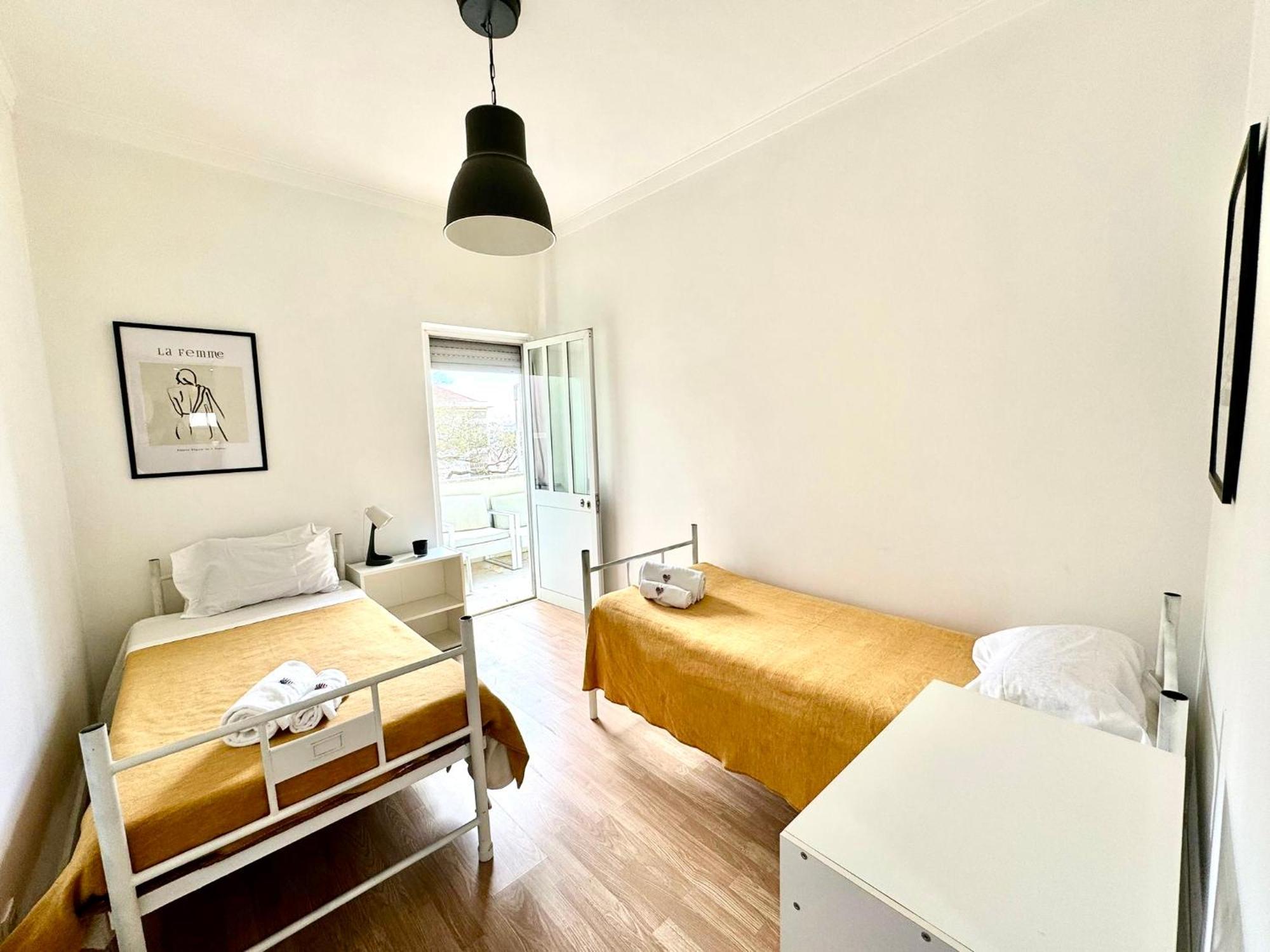 Almada Big Flat Next To Lisbon And Caparica Beach Exterior foto